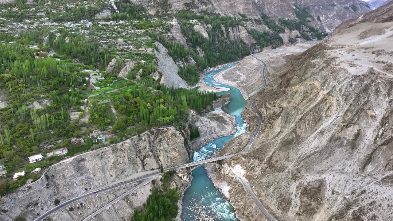 空中无人机日落景观罕萨河谷与河流和喀喇昆仑山脉山脉，罕萨河谷，吉尔吉特-巴尔蒂斯坦，巴基斯坦北部。视频素材