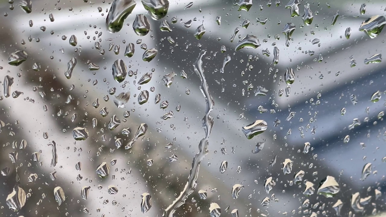 雨水打在窗户玻璃上视频下载