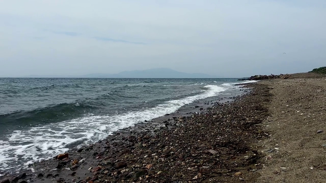 海岸线，沙滩和海浪，湛蓝的大海视频素材