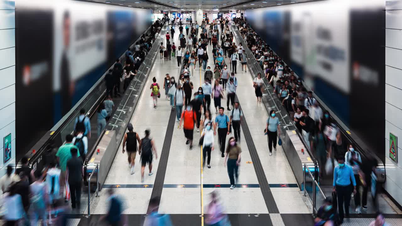 亚洲人在香港中环地铁站的自动扶梯上行走。公共交通，亚洲城市生活，或通勤城市生活方式概念。高角度视图视频素材