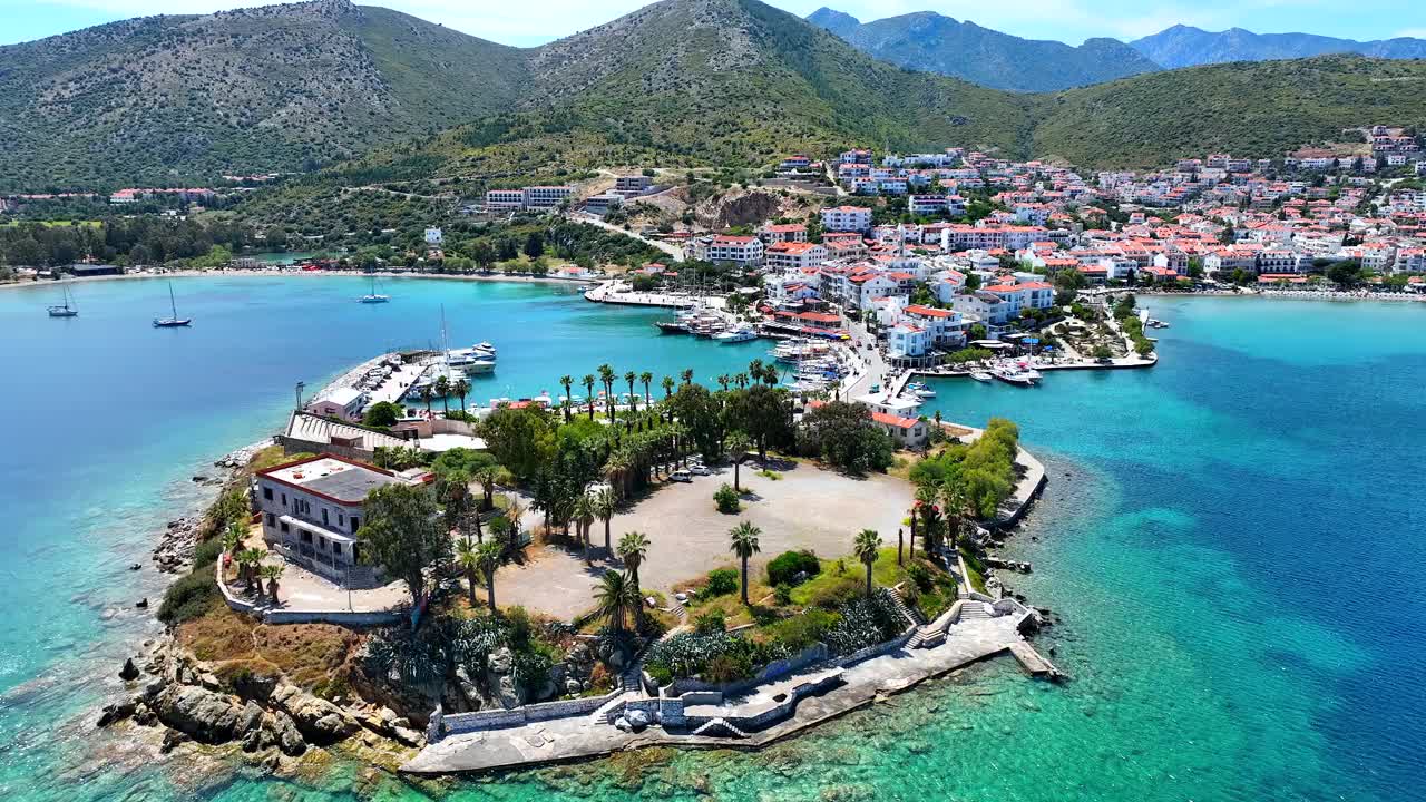 岩石海岸和datapera清澈的海，Muğla，土耳其:空中视角视频下载