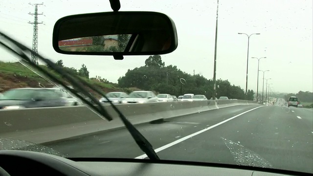 下着雨在高速公路上开车。观点,视频素材