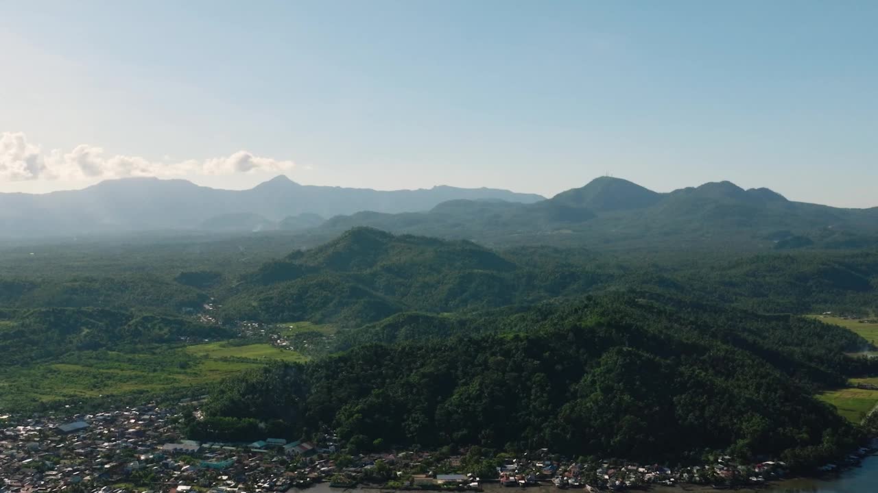 热带岛屿上的海岸线村庄。菲律宾。视频素材