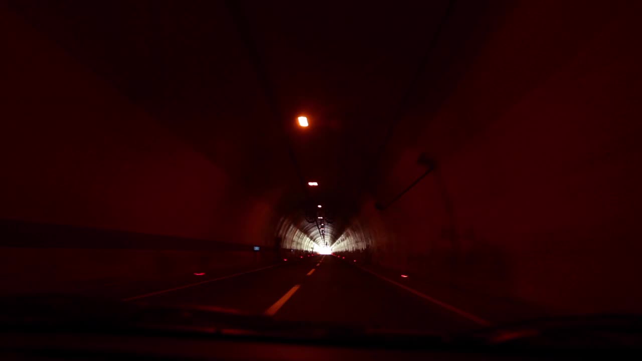 穿越隧道视频下载