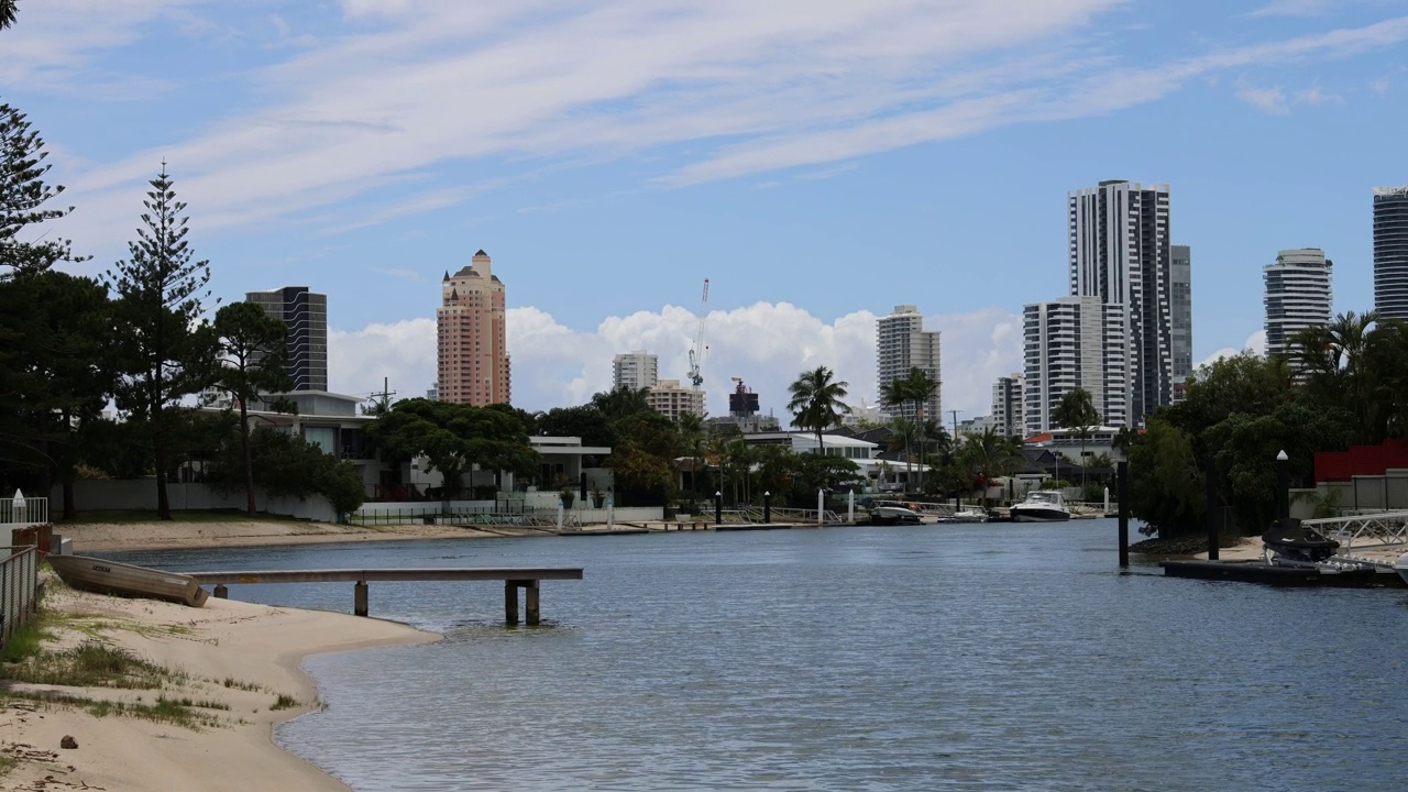 澳大利亚昆士兰州黄金海岸冲浪者天堂的壮观城市景观。视频素材