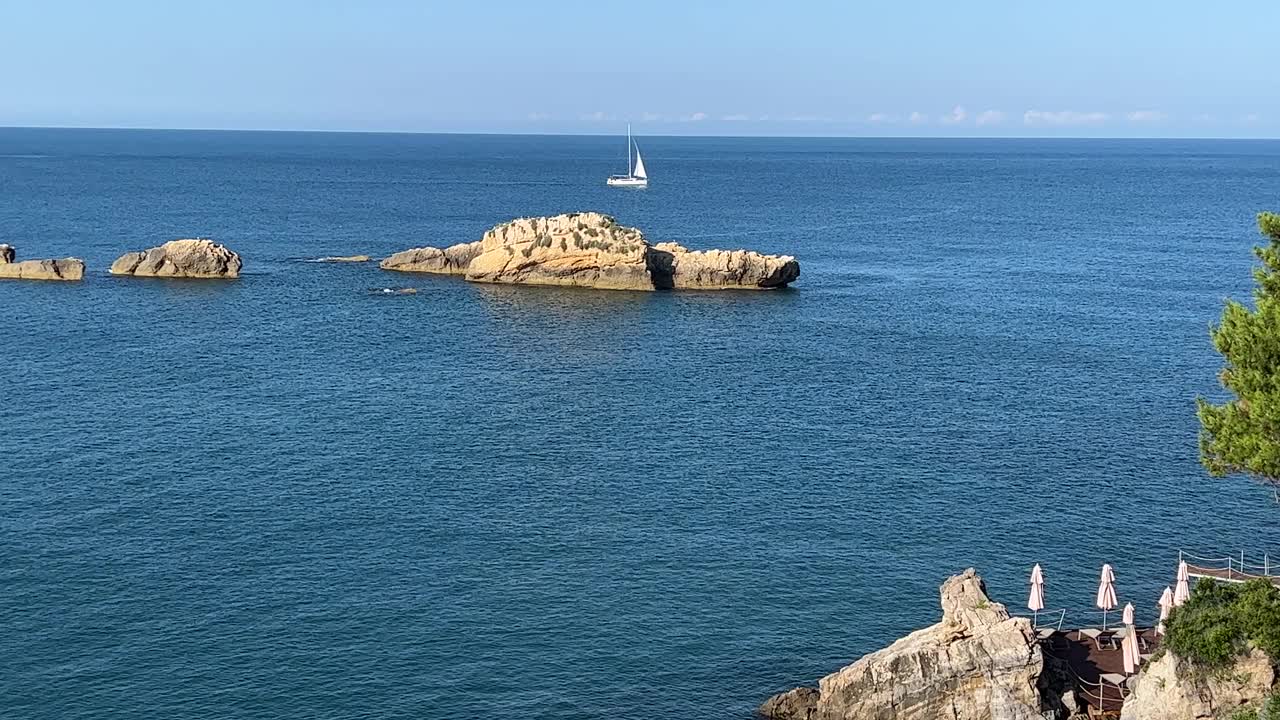 蓝色的大海，风景优美的岩石海滩在夏天。视频素材