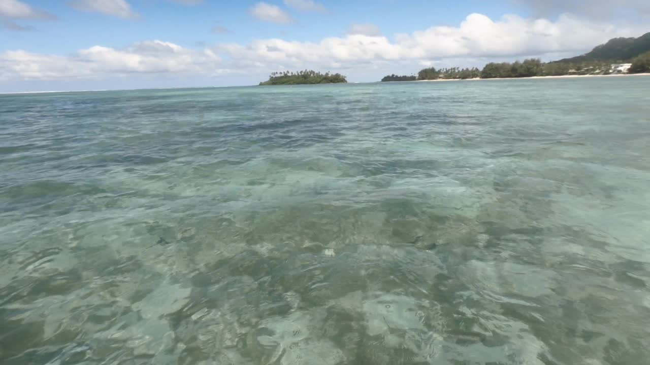 科罗米里岛和高冈岛美丽景色的水平窗格视图，在晴朗的天气，阳光，宁静的海洋，海洋，咸水，在太平洋的沙质泻湖上，从穆里海滩看向地平线视频素材