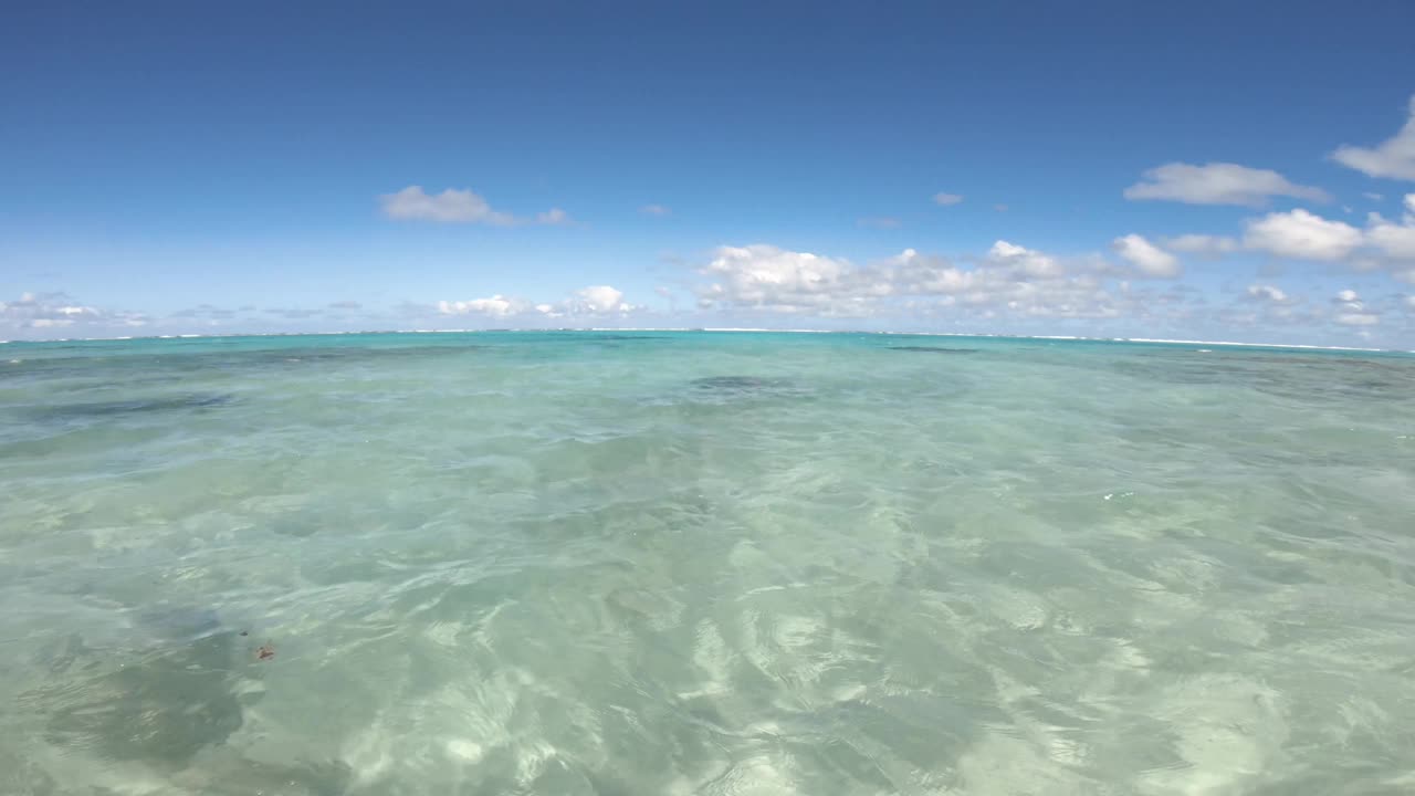 还看浅海海盐清澈的水看地平线绿松石泻湖和在好天气，阳光，蓝天蛤和平的水在太平洋岛屿视频素材