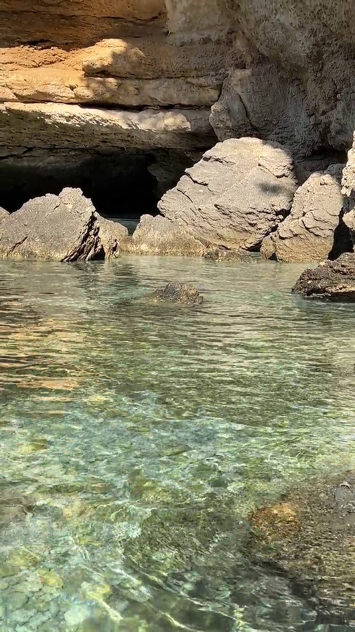 海清澈的海水和岩石惊人的景观，垂直视频。视频素材