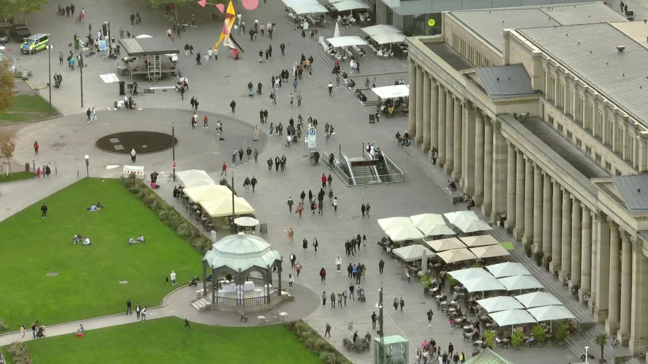 白天斯图加特市中心拥挤的行人广场航拍全景4k德国视频素材