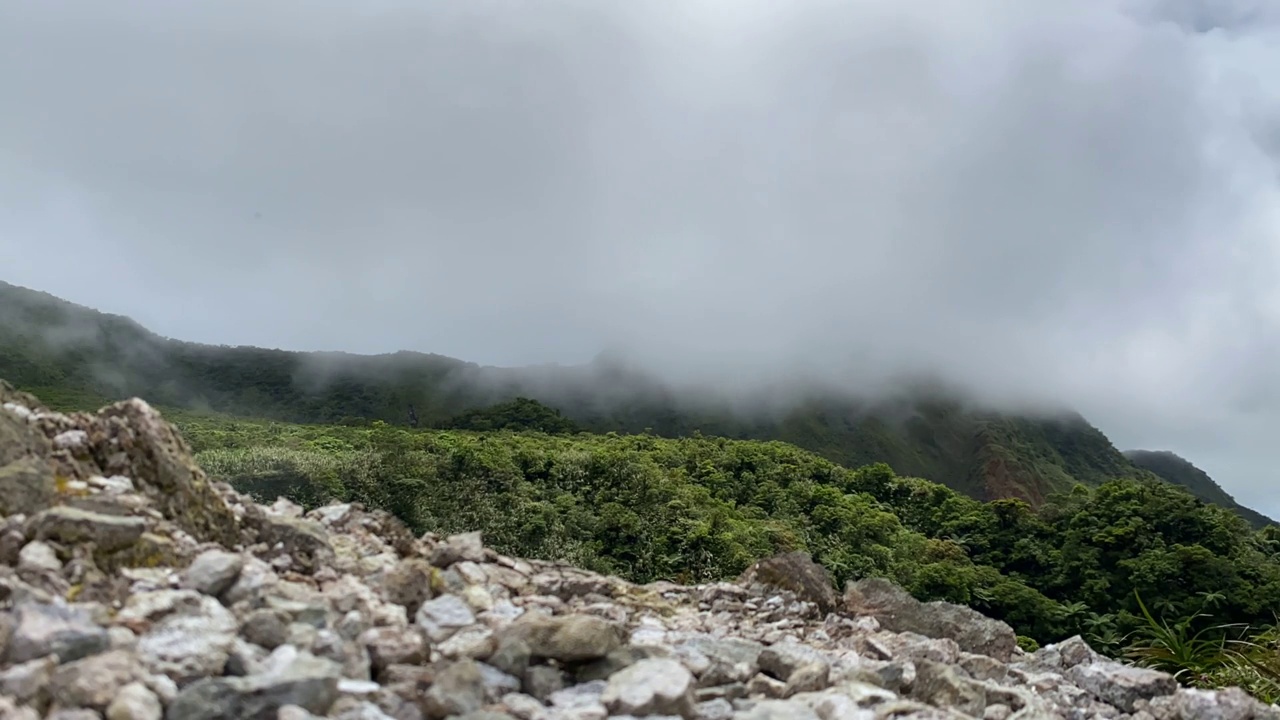 时间流逝，一朵朵云掠过山头。视频素材