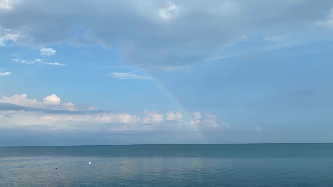 雨后的彩虹越过了大海。视频素材