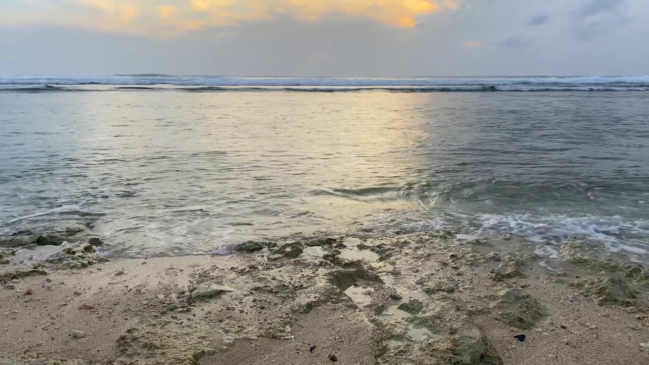 太平洋和天空柔和的波浪。视频素材