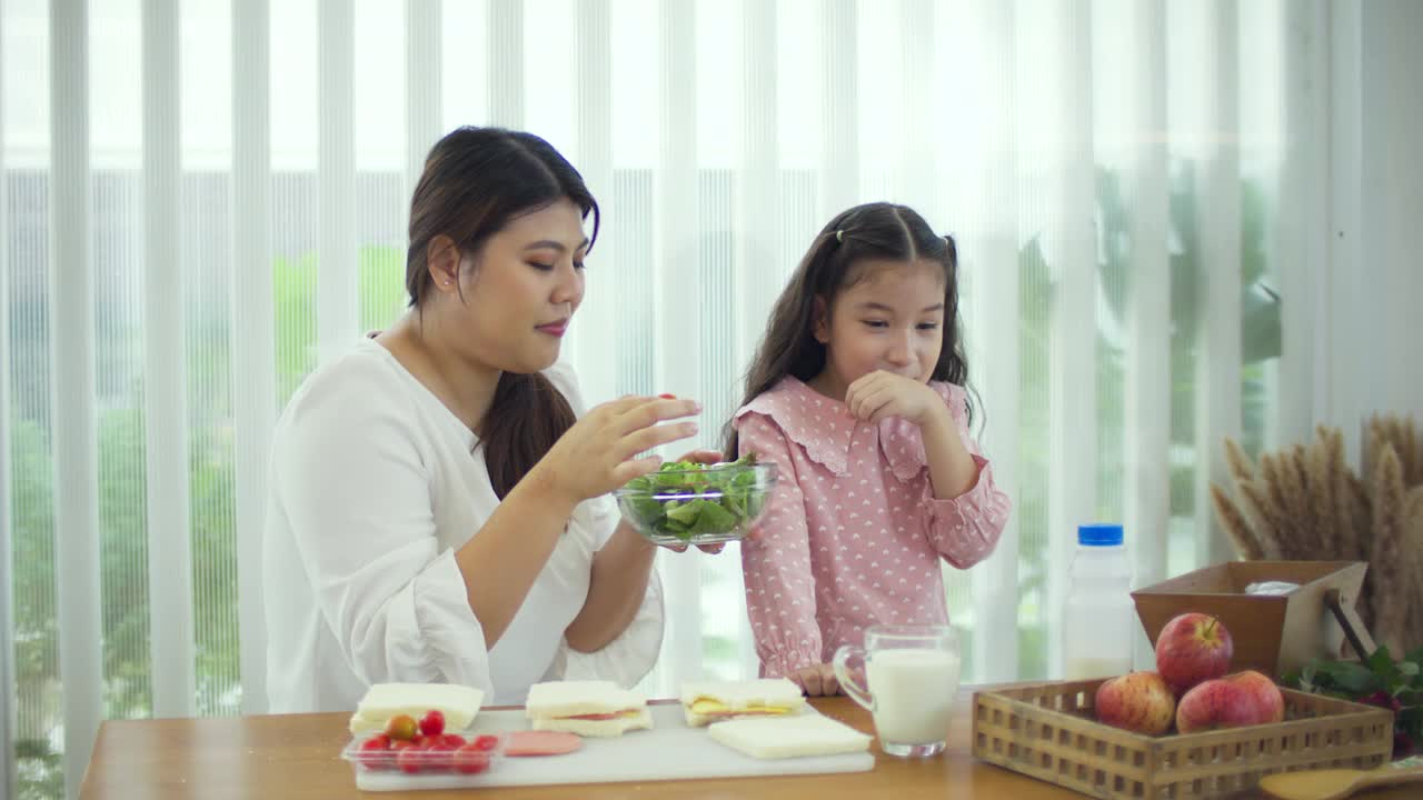 小女孩不想吃蔬菜，也不喜欢蔬菜。健康婴儿食品的概念视频素材