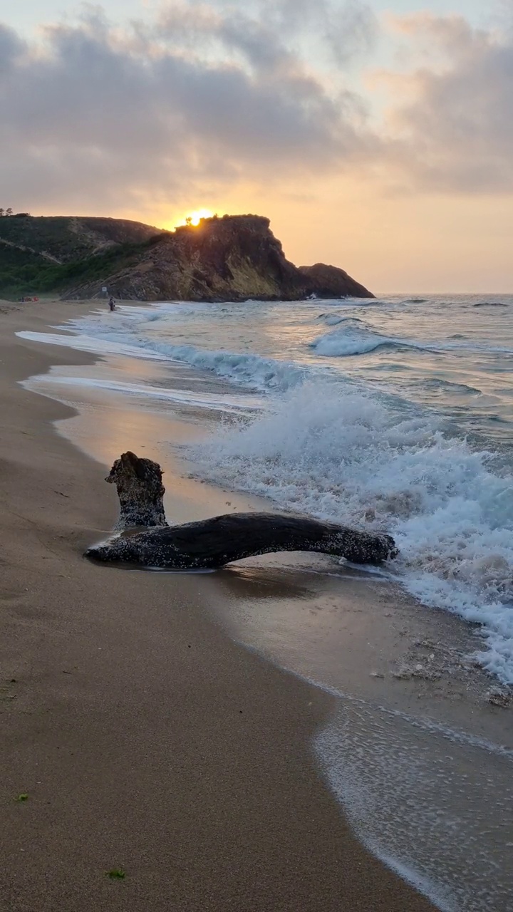 宁静的海滩日落与海浪的声音视频素材