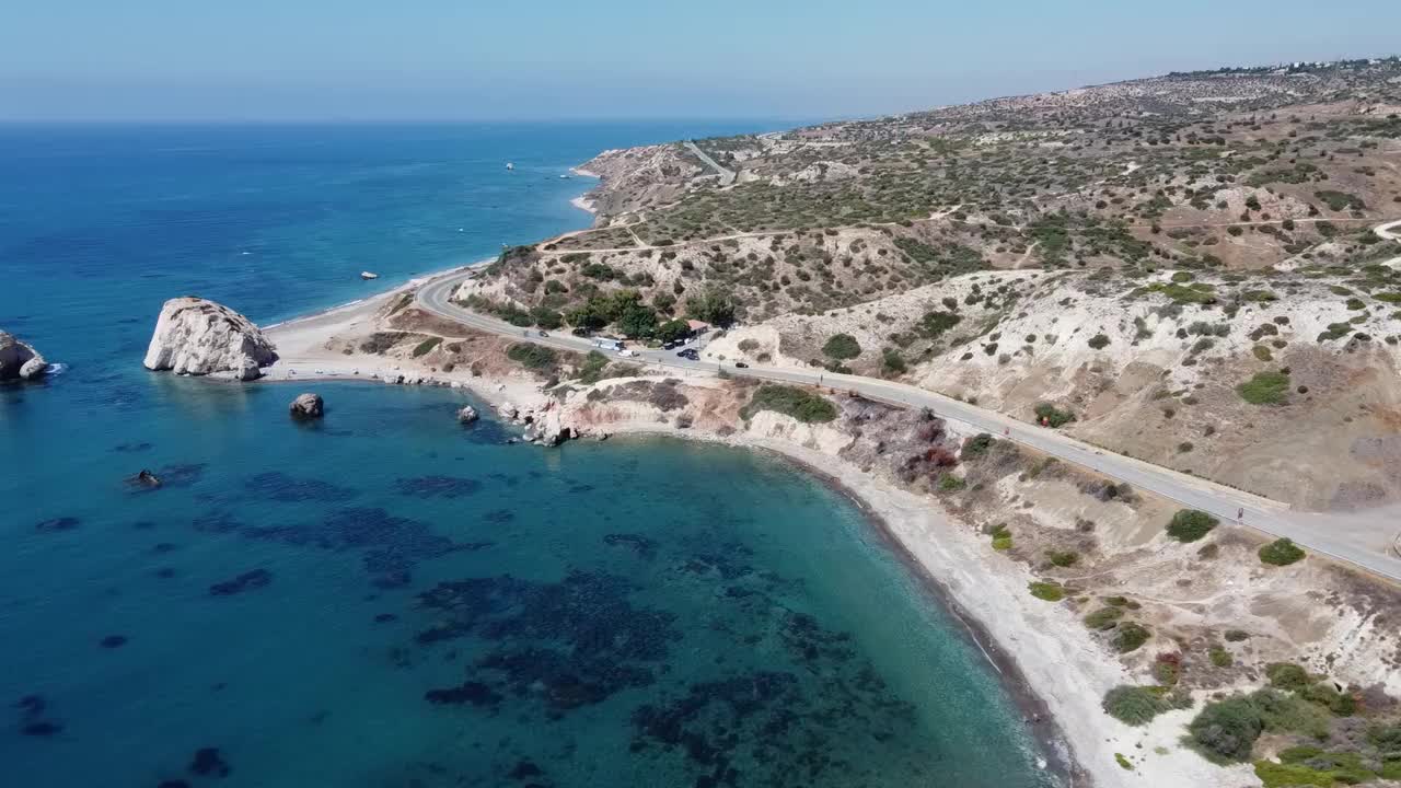 塞浦路斯著名的阿芙罗狄蒂海滩和地中海的空中无人机视图。著名旅游目的地视频素材