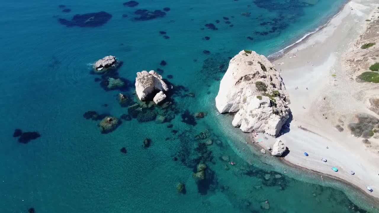 塞浦路斯著名的阿芙罗狄蒂海滩和地中海的空中无人机视图。著名旅游目的地视频素材