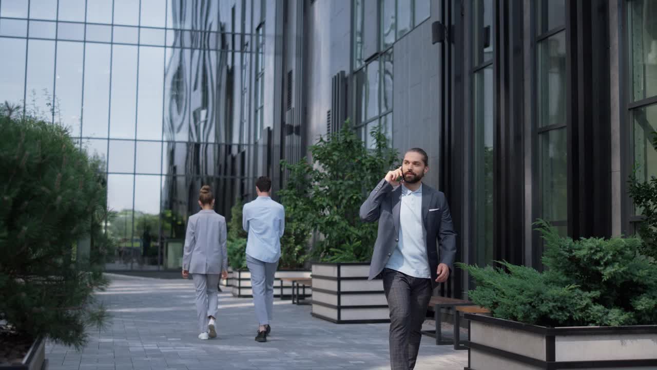 不同的公司员工早上去上班。现代闹市区视频素材