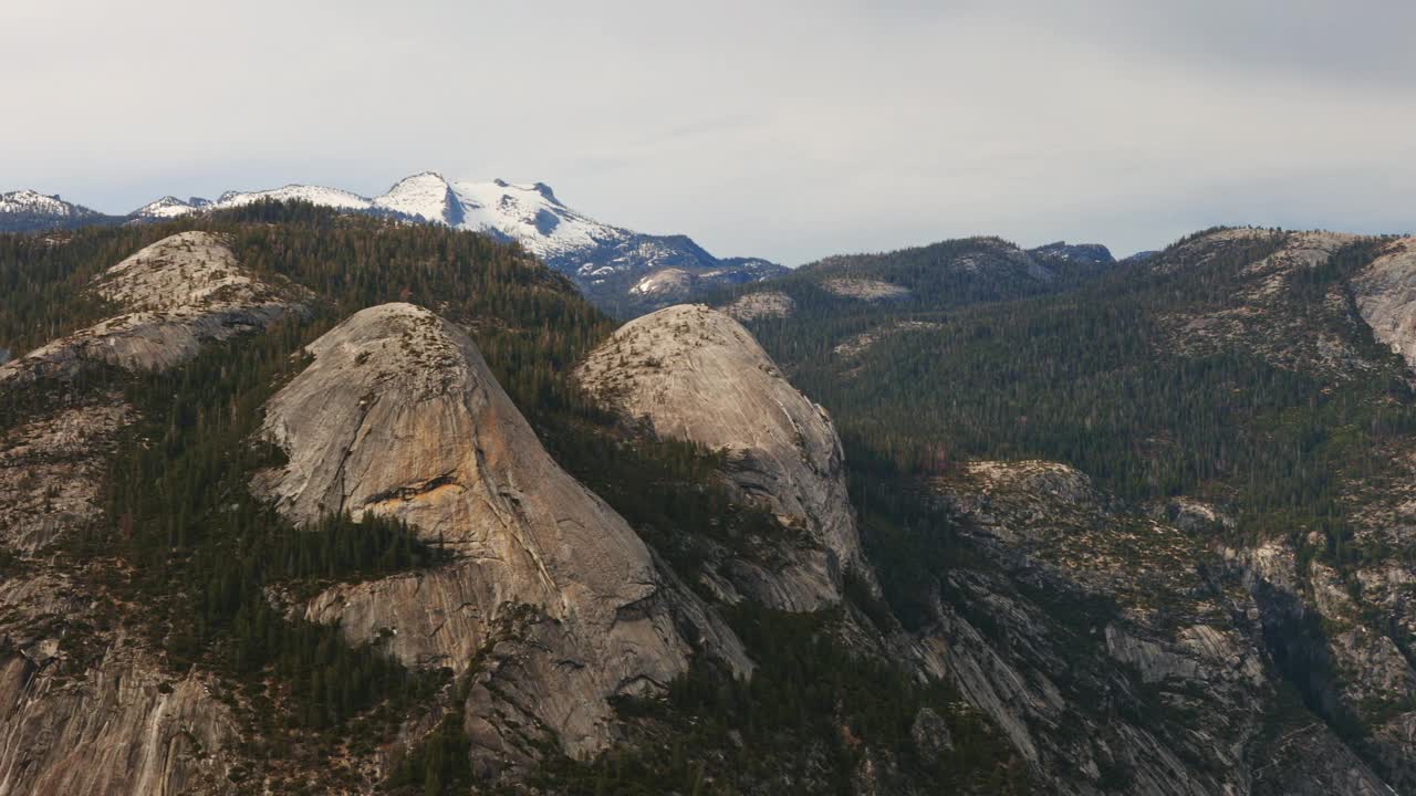 半圆屋顶和约塞米蒂山谷在午后的阳光下视频素材