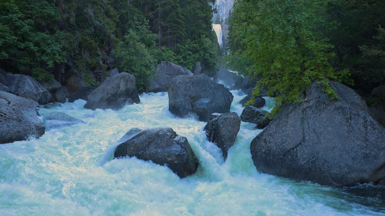 约塞米蒂国家公园湍急的河水和洪水带来的强大水流视频素材