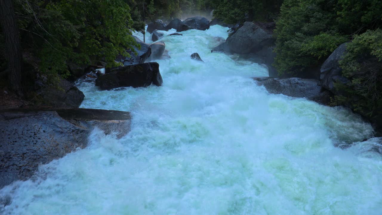 约塞米蒂国家公园湍急的河水和洪水带来的强大水流视频素材