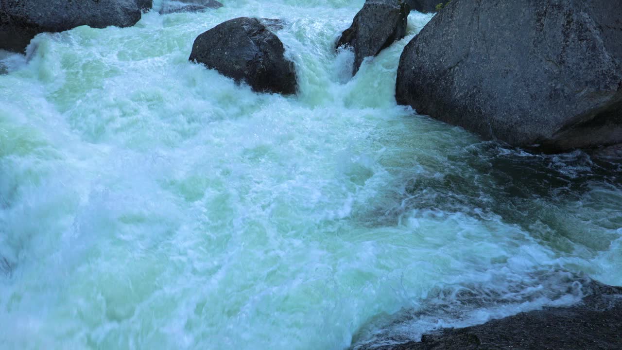 约塞米蒂国家公园湍急的河水和洪水带来的强大水流视频素材