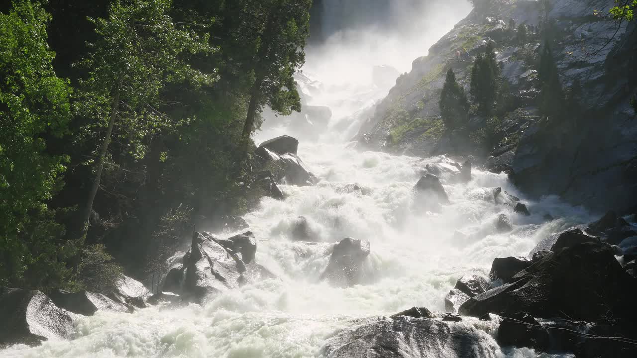 在约塞米蒂国家公园，从湍急的河流和洪水中流出的强大的春日瀑布视频素材