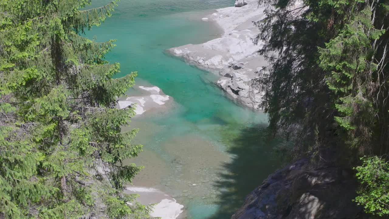 山河入湖。腹地莱茵河和莱达西拉湖，Bärenburg水库。著名的罗弗拉峡谷出口。安迪尔，格劳勃<s:1>登州视频素材