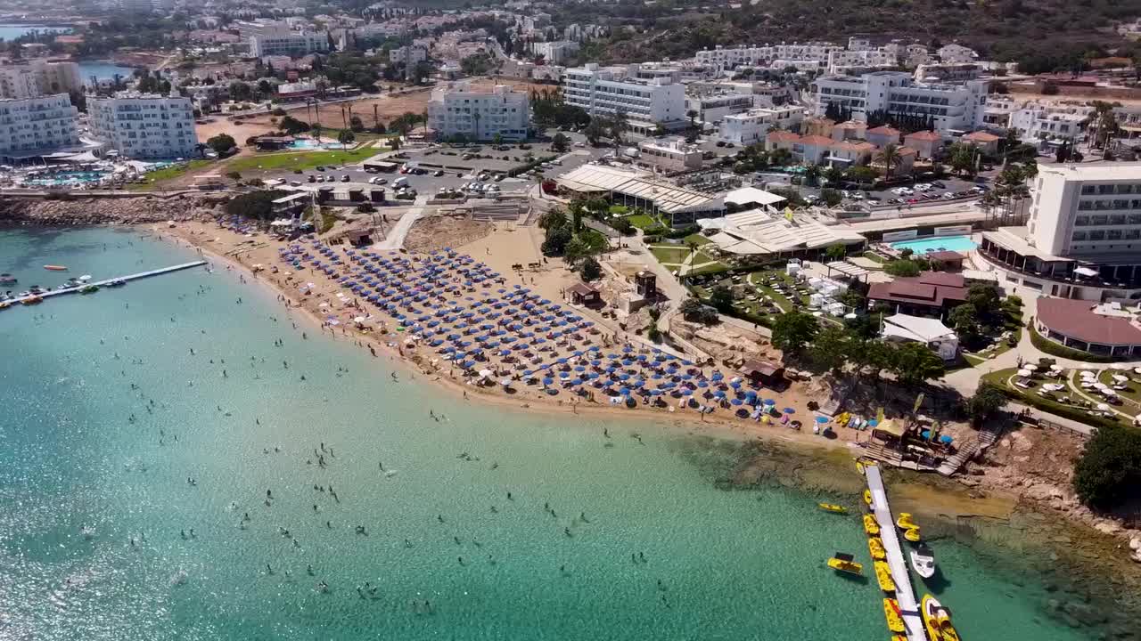 塞浦路斯普罗塔拉斯的无花果树海滩视频下载