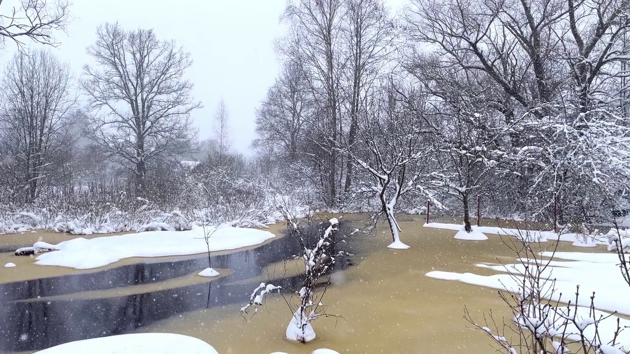 冰雪覆盖的霜刷蒸汽在冰面上。雪落在冬天的河上。视频素材