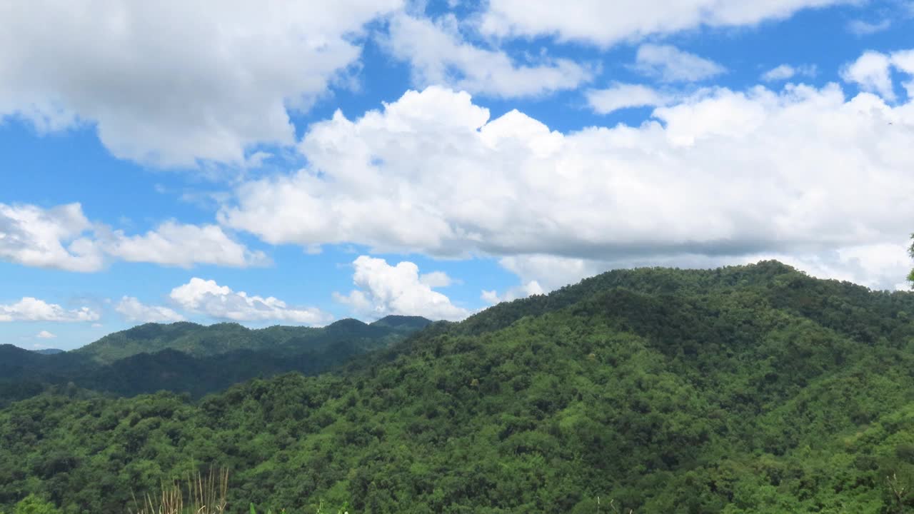 天空和云越过山视频素材