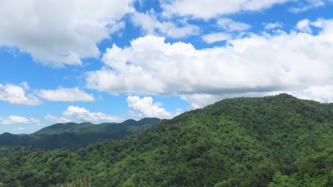 天空和云越过山视频素材