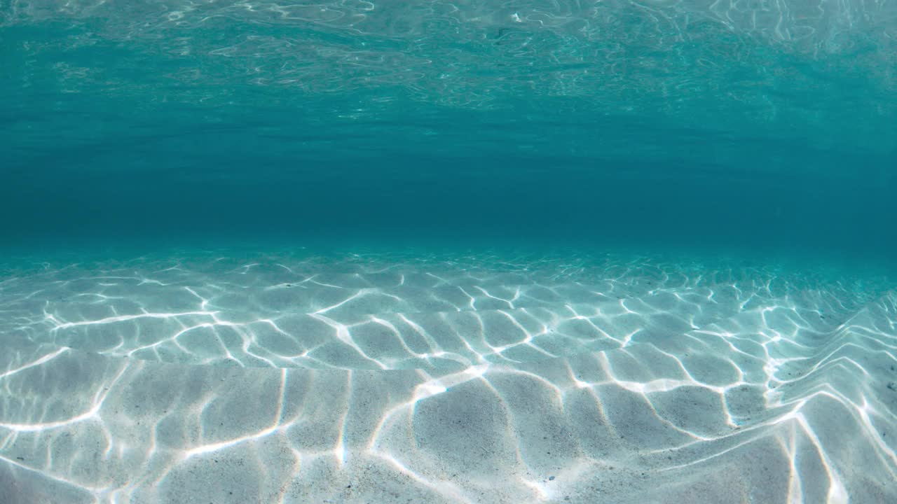 晶莹的蓝色海洋，白色的沙滩和海浪在夏威夷水下视频素材