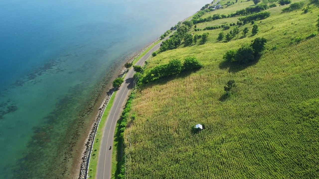 鸟瞰图的海洋海岸线与道路附近的海岸在松巴哇视频素材