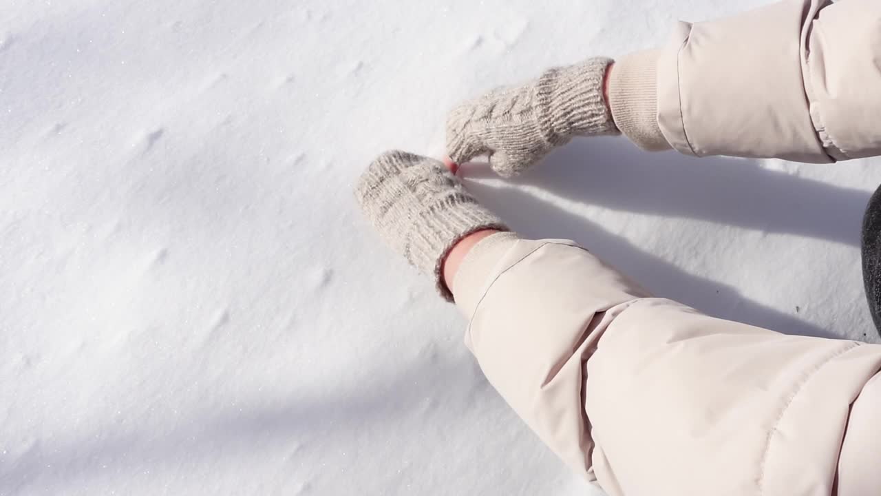 心在雪上画视频素材