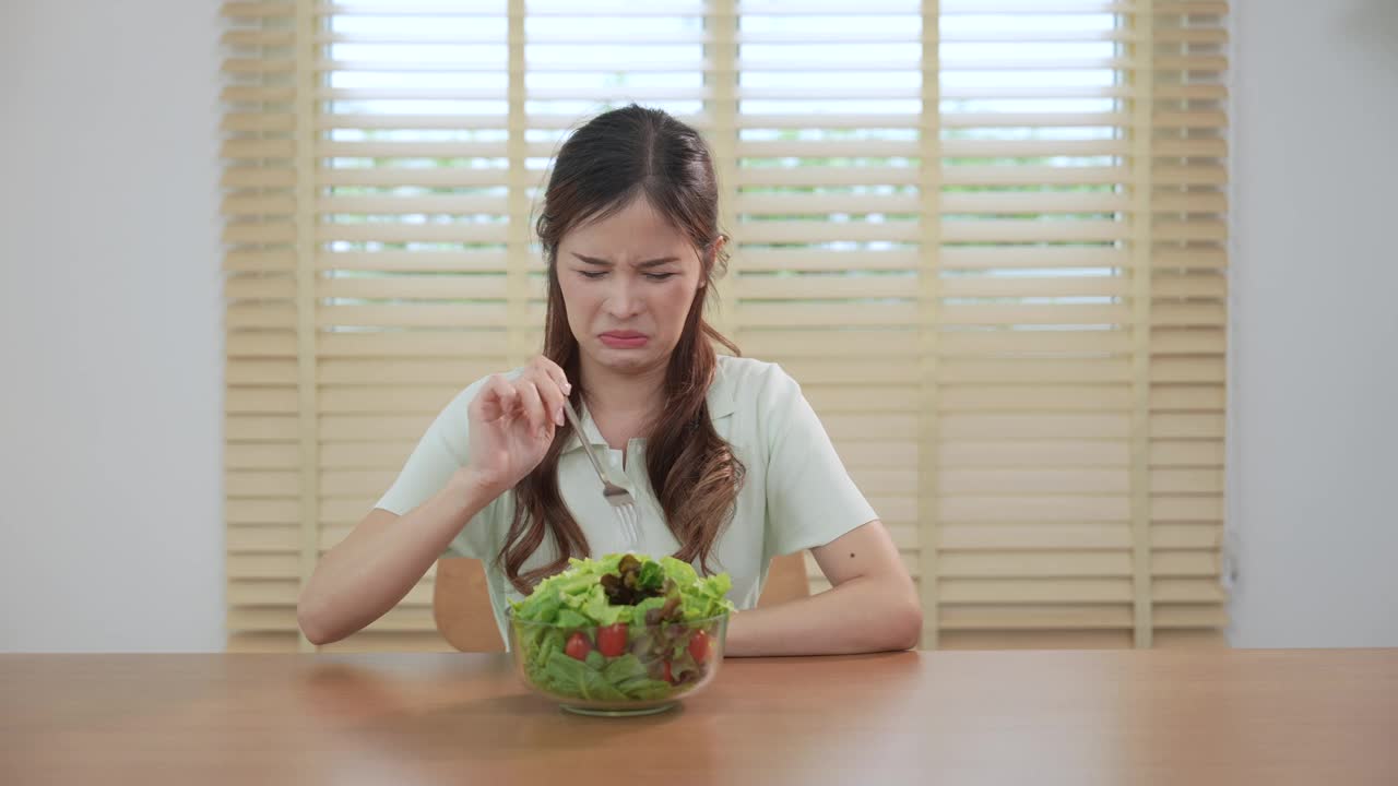 亚洲女性讨厌吃蔬菜，因为她们不喜欢蔬菜的气味和苦味。视频素材