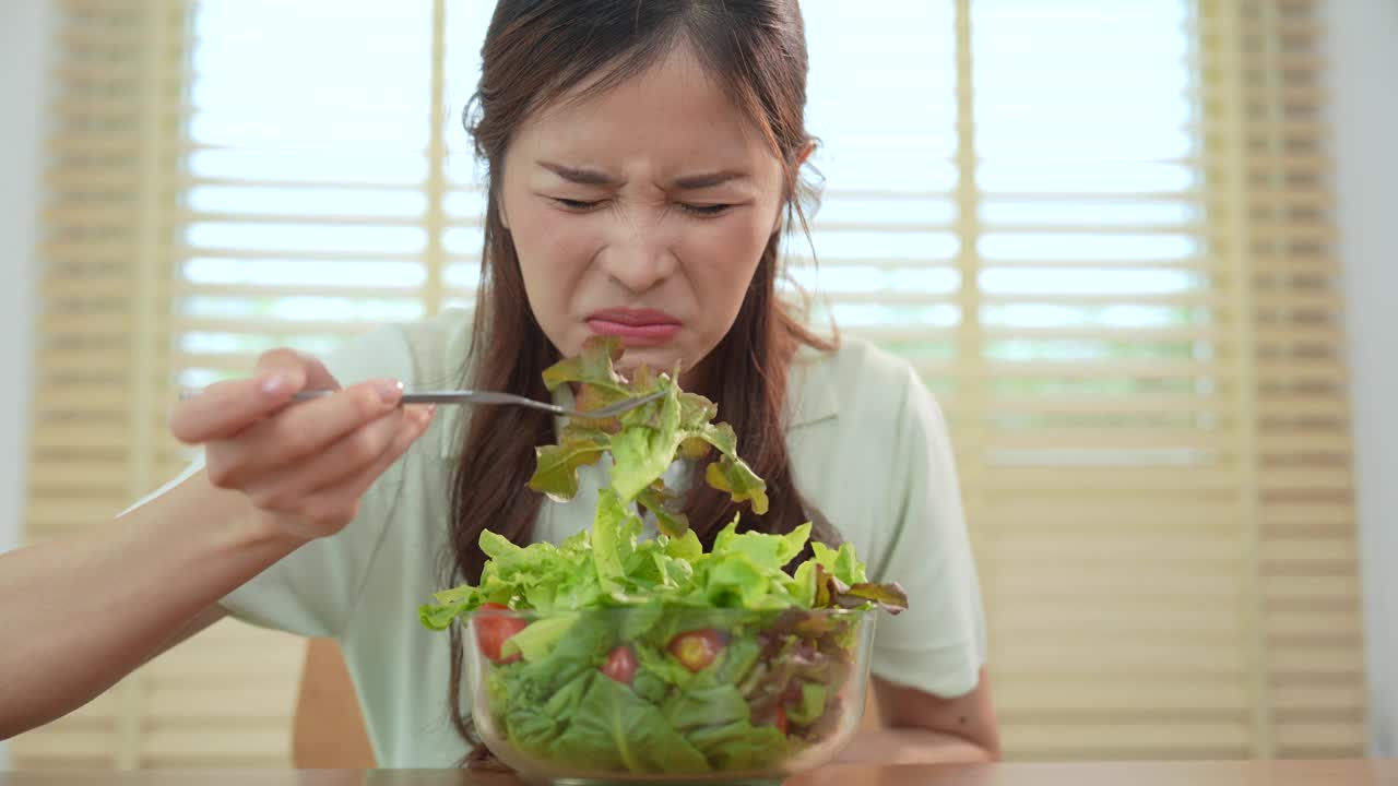 亚洲女性讨厌吃蔬菜，因为她们不喜欢蔬菜的气味和苦味。视频素材