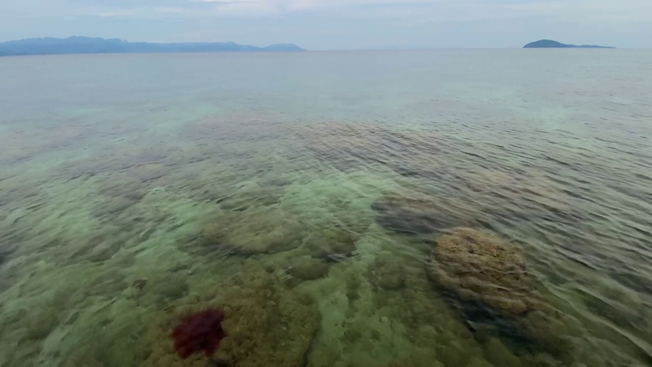 太平洋柔和的波浪和天空映照在一起。珊瑚视频素材