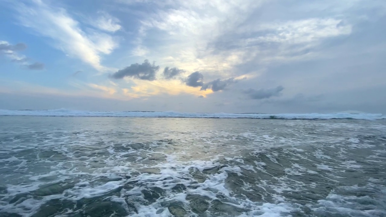 太平洋和天空柔和的波浪。视频素材