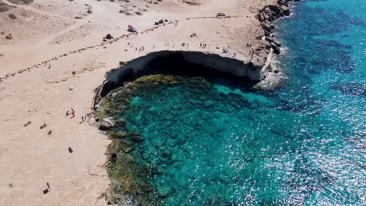 塞浦路斯阿依纳帕著名的海洞航拍画面视频下载