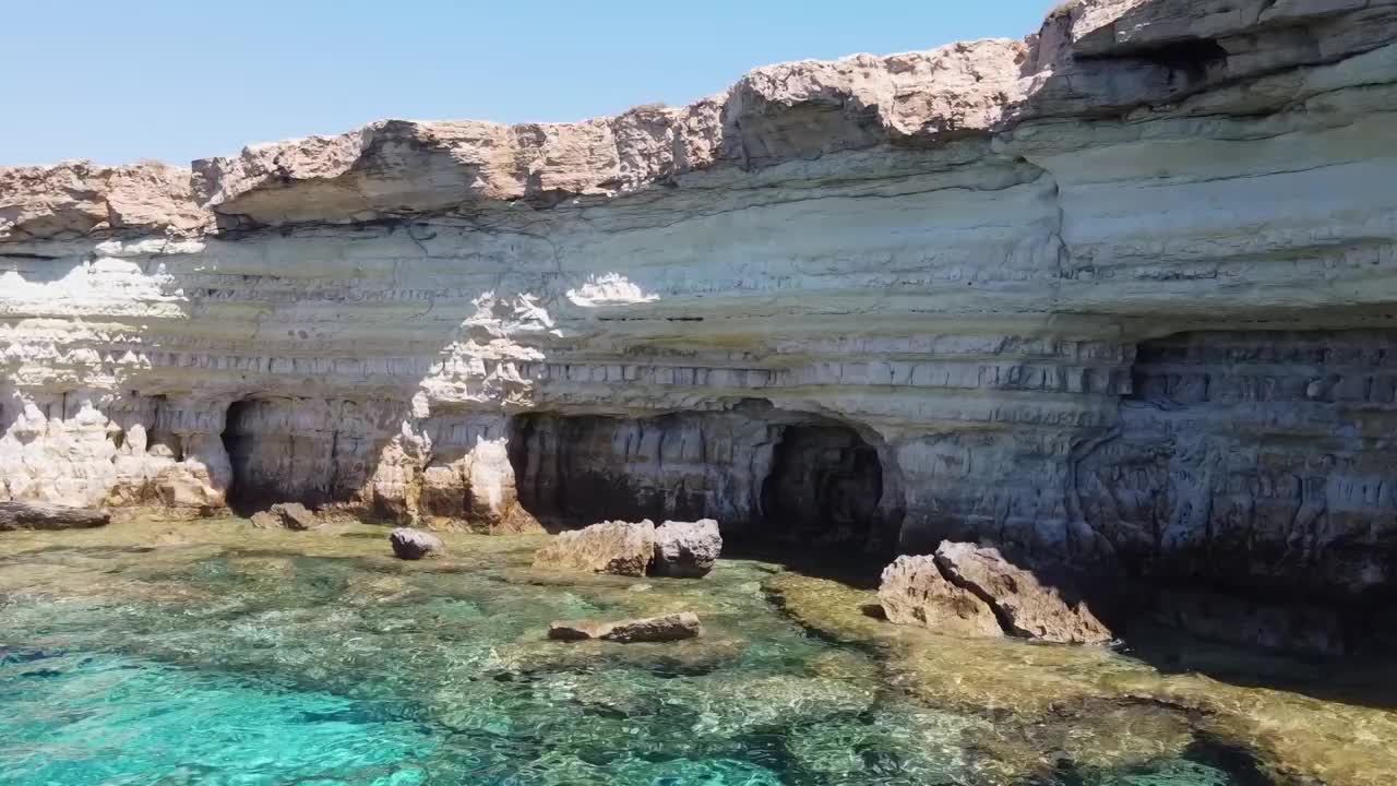 塞浦路斯阿依纳帕著名的海洞航拍画面视频下载