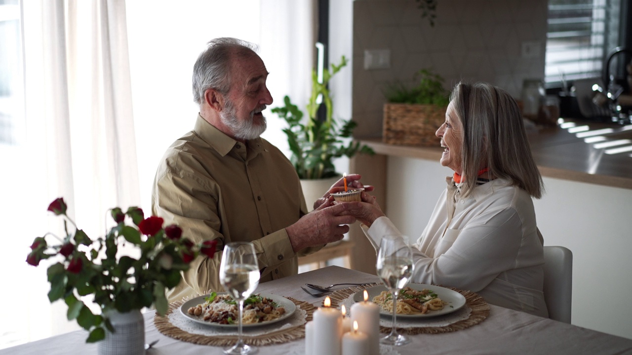 老人和他的妻子庆祝结婚纪念日。视频素材