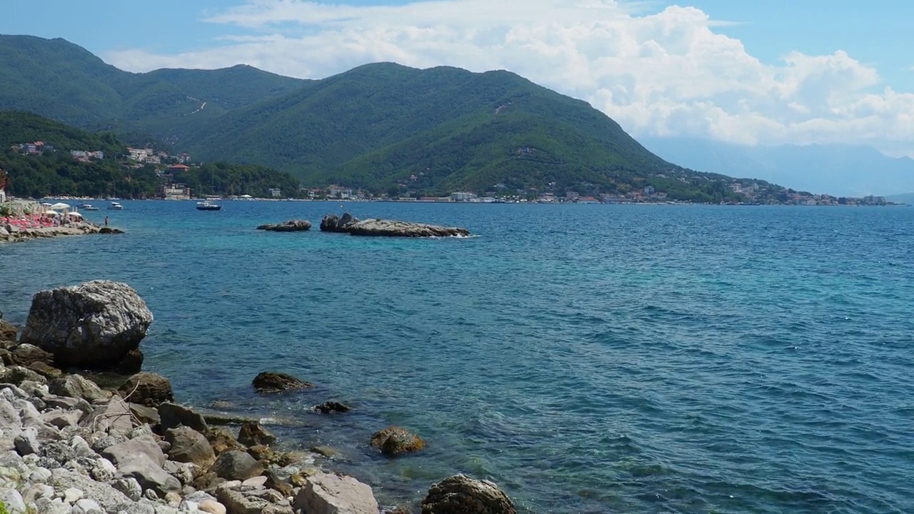 海上度假旅行。小船漂浮在亚得里亚海上。地中海旅游业务。帆船和山脉。水波纹。阳光明媚的天气。钓鱼放松。蓝绿色的波。视频素材