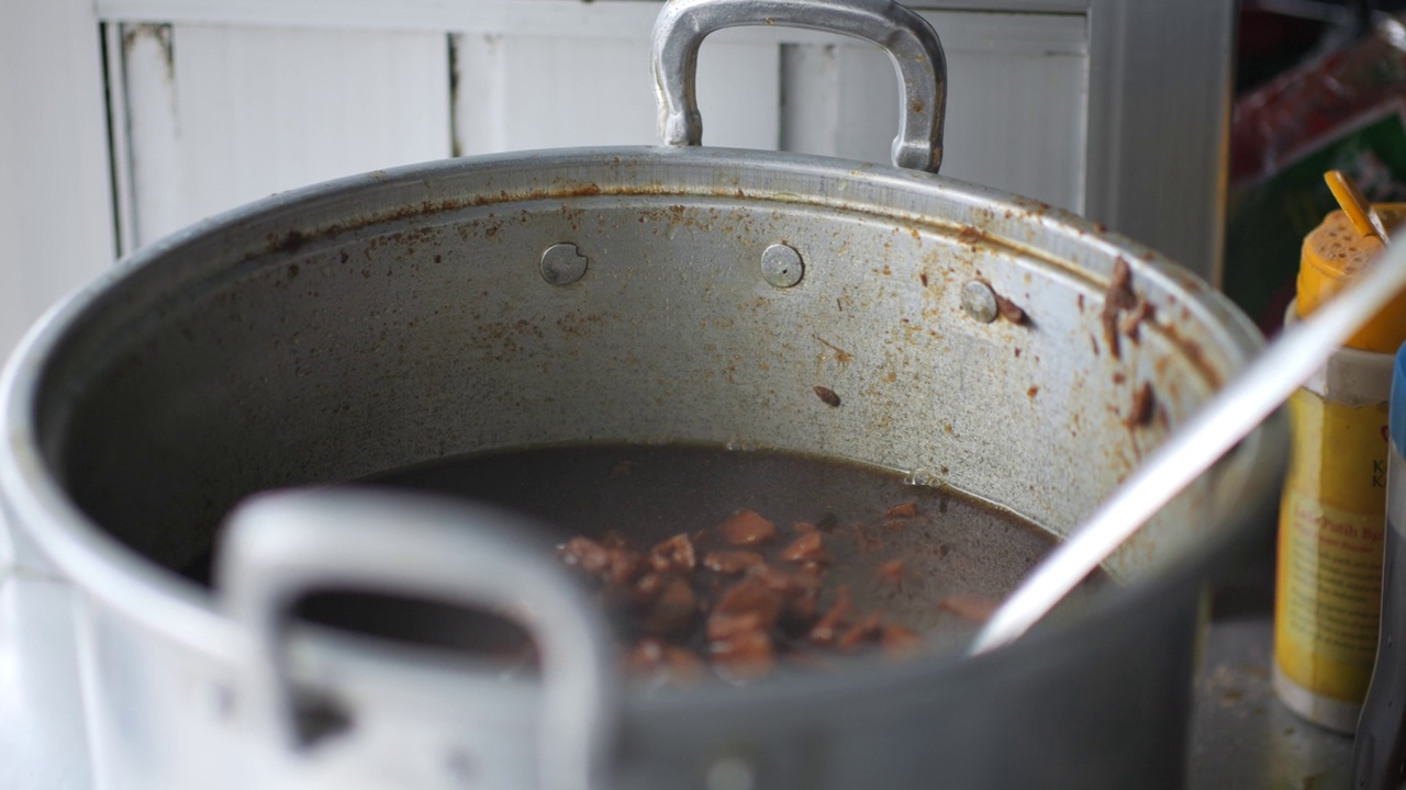 准备鸡肉面。正在为买家制作鸡肉面的肉丸鸡面卖家。有选择性的重点。视频素材