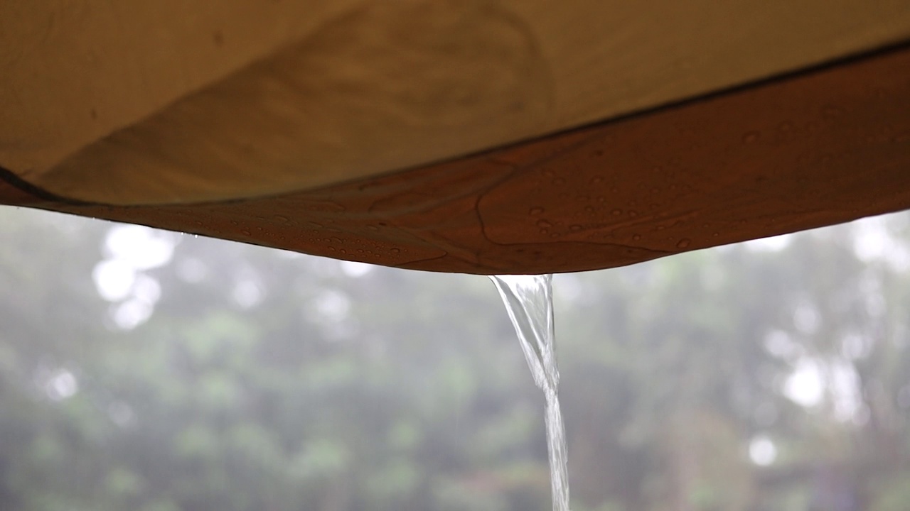 雨落在泰国长周末露营的帐篷上。视频素材