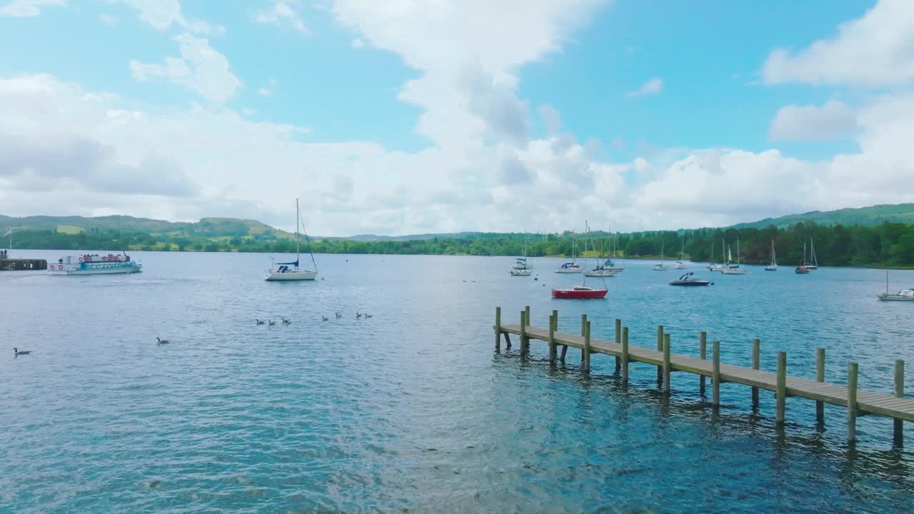 鸟瞰图Waterhead和Ambleside在湖区，一个地区和国家公园在坎布里亚郡在英格兰西北部视频素材