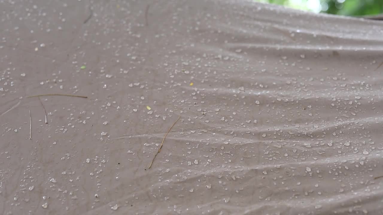 雨落在泰国长周末露营的帐篷上。视频素材