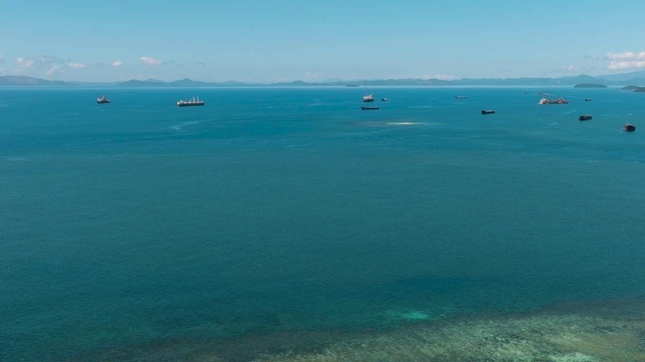 航拍海景:蓝天白云。视频素材