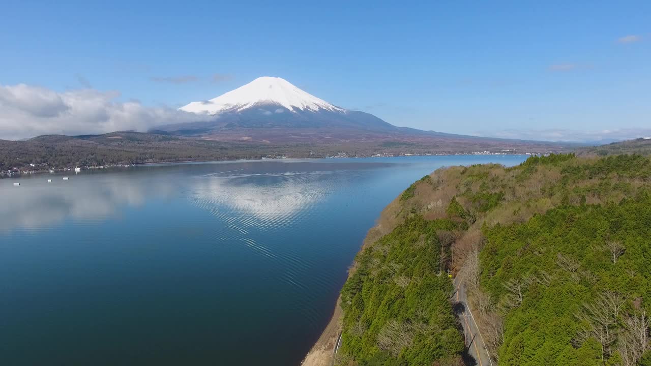 日本川口湖富士山的无人机鸟瞰图视频素材