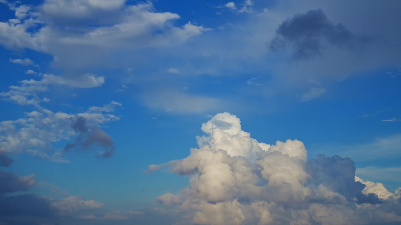 时光流逝，夏日蔚蓝的天空飘着云雾。动态天空和雄伟云景的概念。视频素材